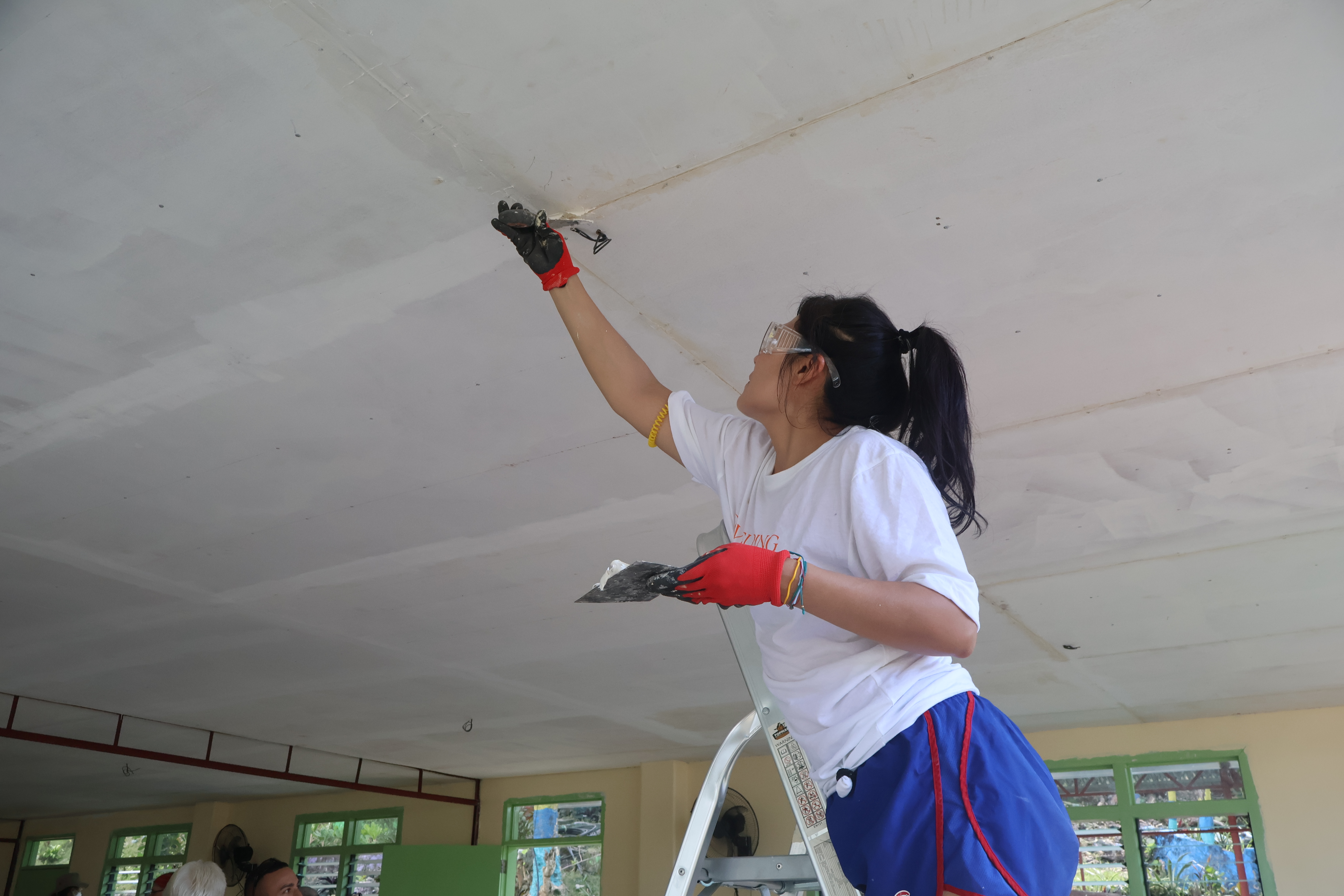 Filling the cracks between the ceiling tiles